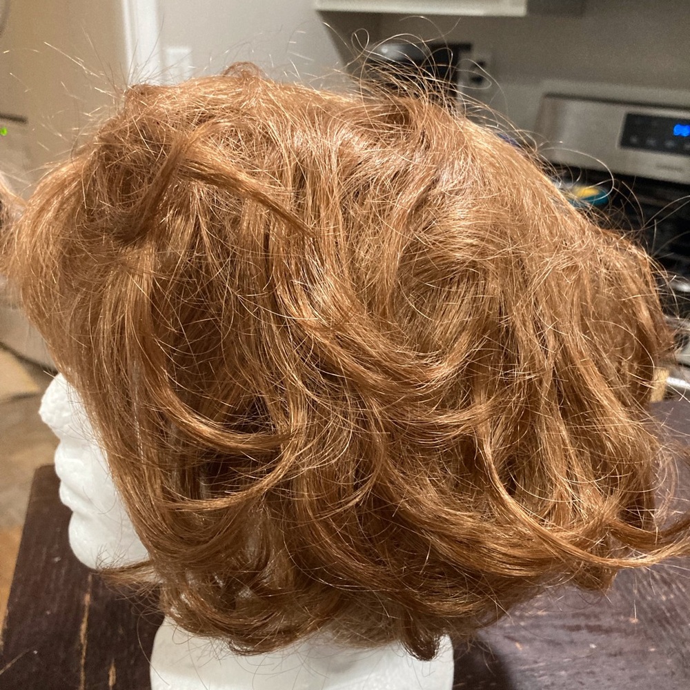 Voluminous red wig